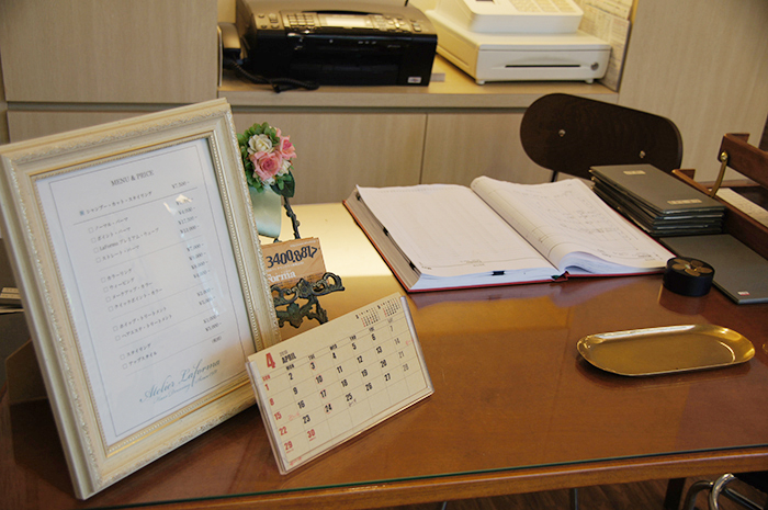 机の上にあるカレンダーや本